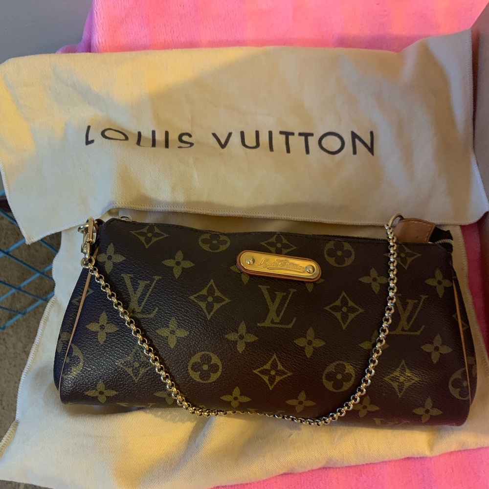 Used once me kept in dust bag in closet. Like new